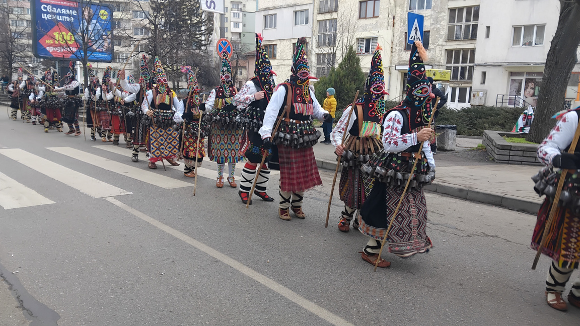 Парадът на чуждестранните групи бе една от атракциите на фестивала "Сурва" 