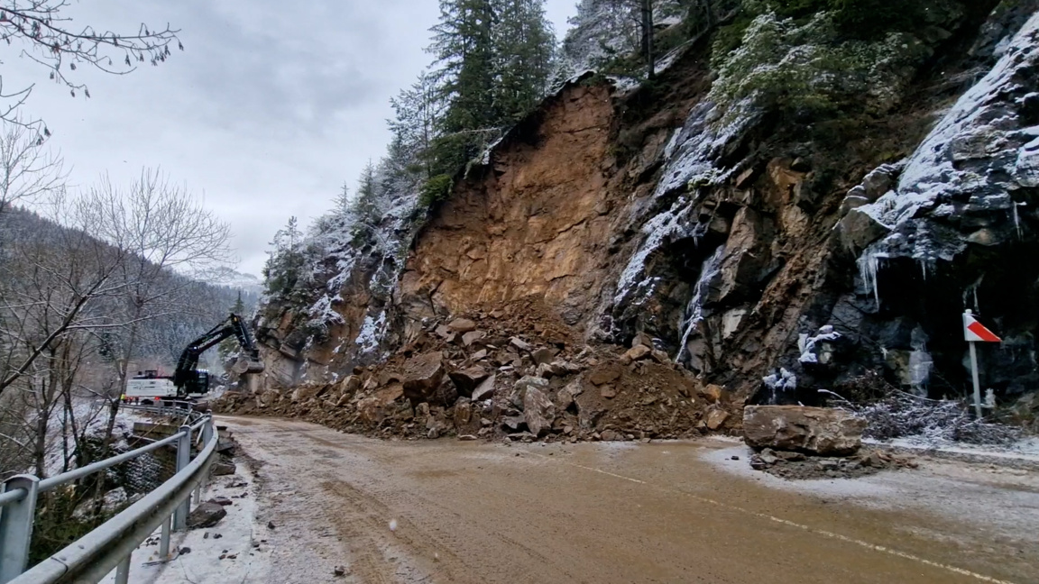 Специализирана техника разчиства свлачищ...