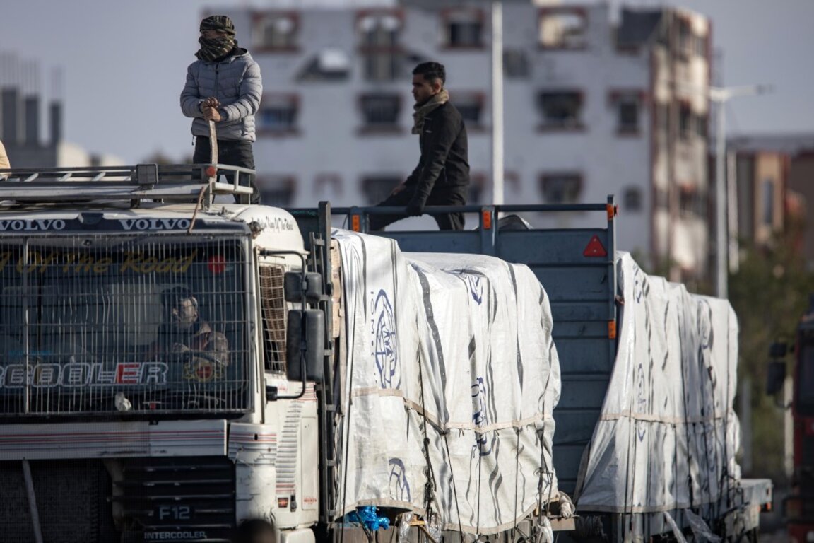 Камиони с хуманитарна помощ влизат от граничния пункт Рафа между Египет и Ивицата Газа, 19 януари 2025 г.