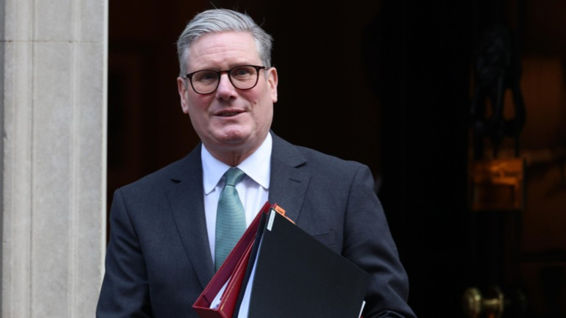 Киър Стармър тръгва от Даунинг стрийт 10 към парламента в Лондон  за седмичната сесия с въпроси към министър-председателя, 5 март 2025 г.