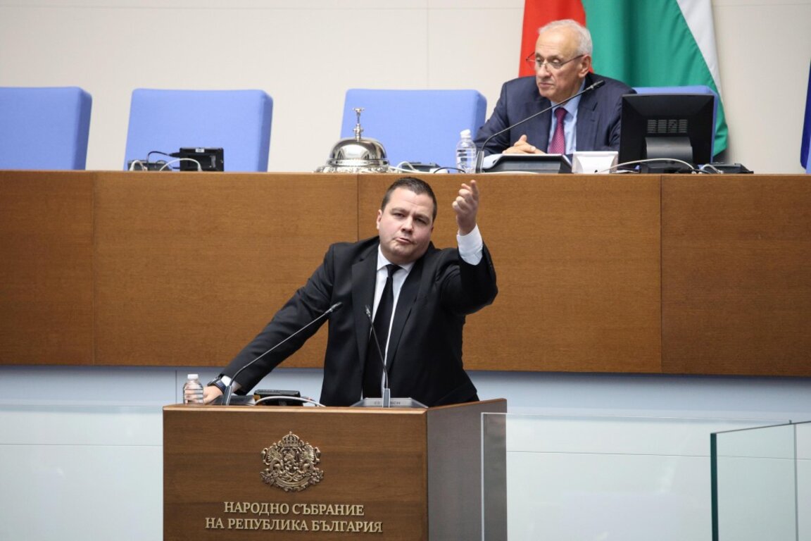 Станислав Балабанов говори от трибуната на Народното събрание.