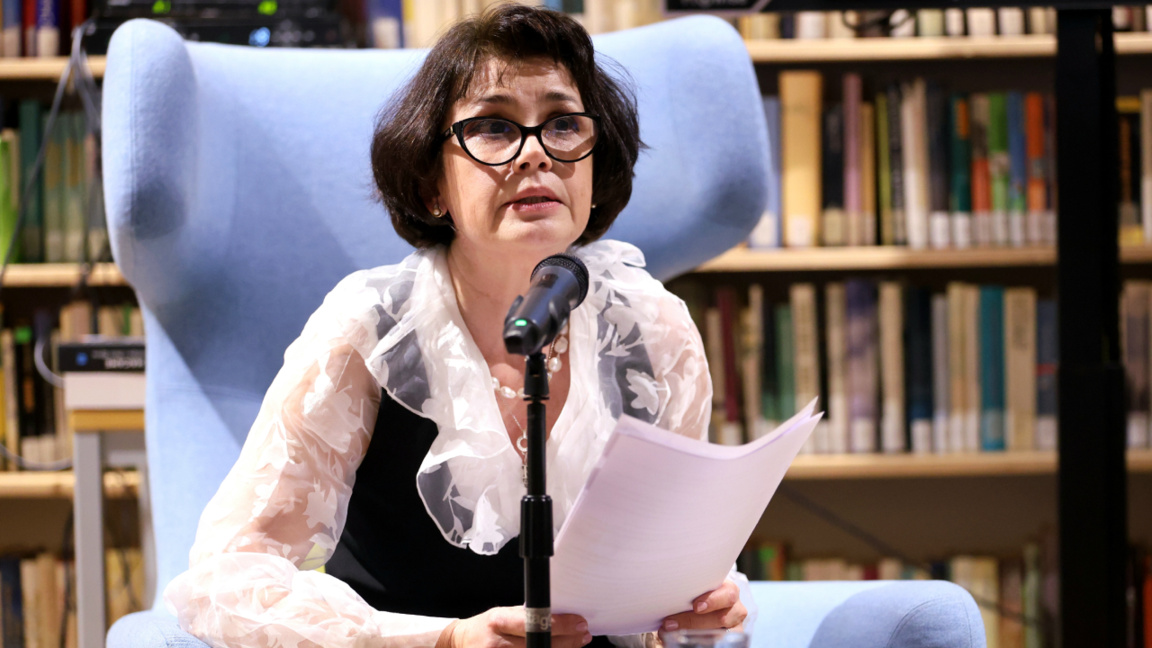 Η δημοσιογράφος Ρόσι Μίχοβα θέτει σε Βου...