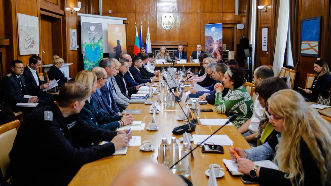 Служебният министър на туризма координир...