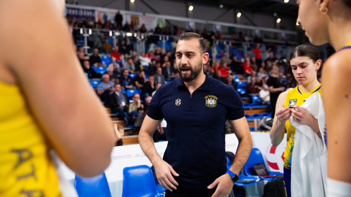 Ахметджан Ершимшек вярва в своите момичета.