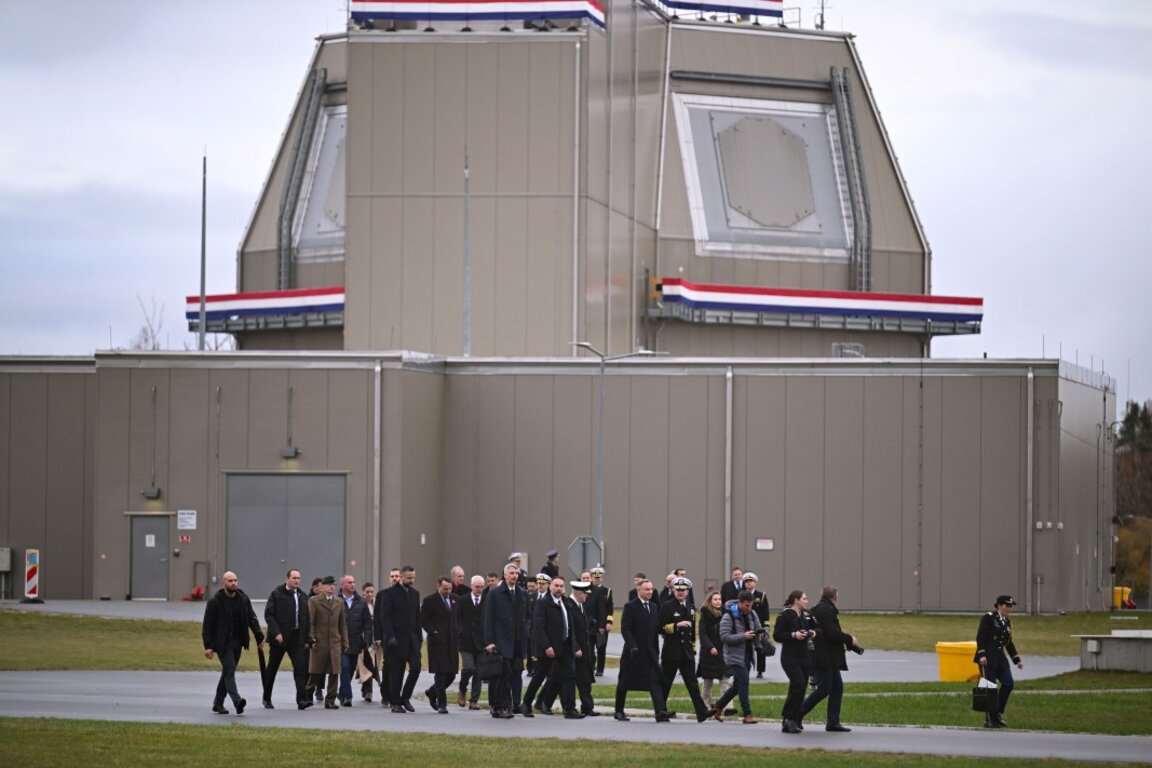 На официалното откриване на американската противоракетна база Aegis Ashore в Редзиково, Северна Полша, 13 ноември 2024 г. Сред присъстващите са полският президент Анджей Дуда и американският адмирал Стюарт Мюнш, командващ Военноморските сили на САЩ в Европа.