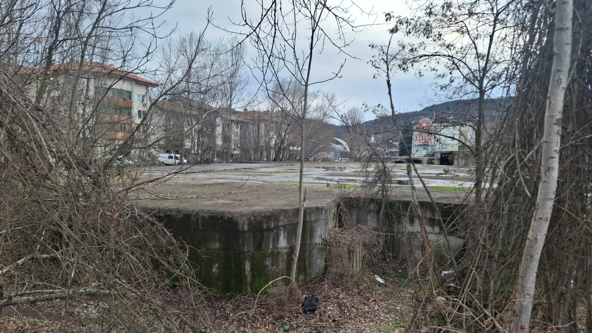 Изоставеният строеж в централната част на Ловеч, където е извършено убийството.