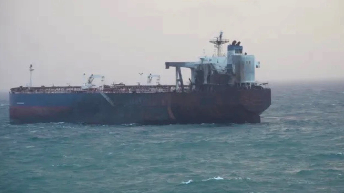 Подготвя се пакет с хранителни провизии за екипажа на "Кайрос"