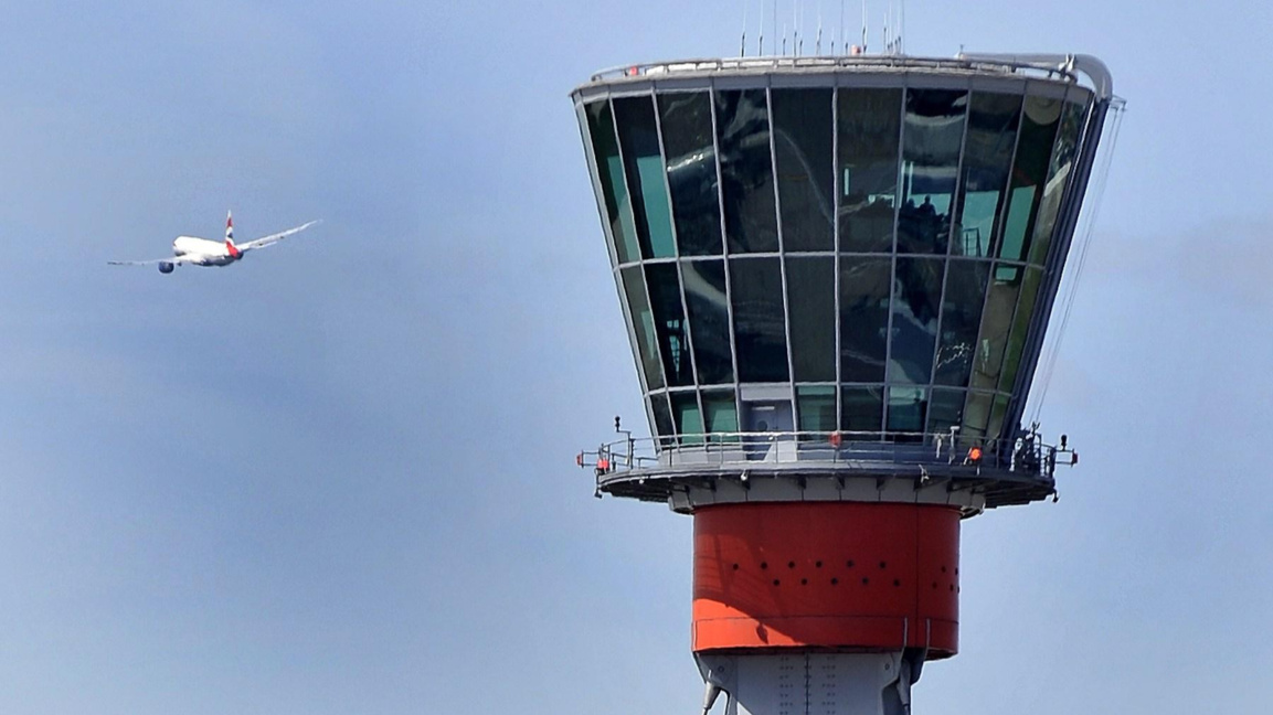 Полетите на международното летище в Берлин са временно спрени поради поледица