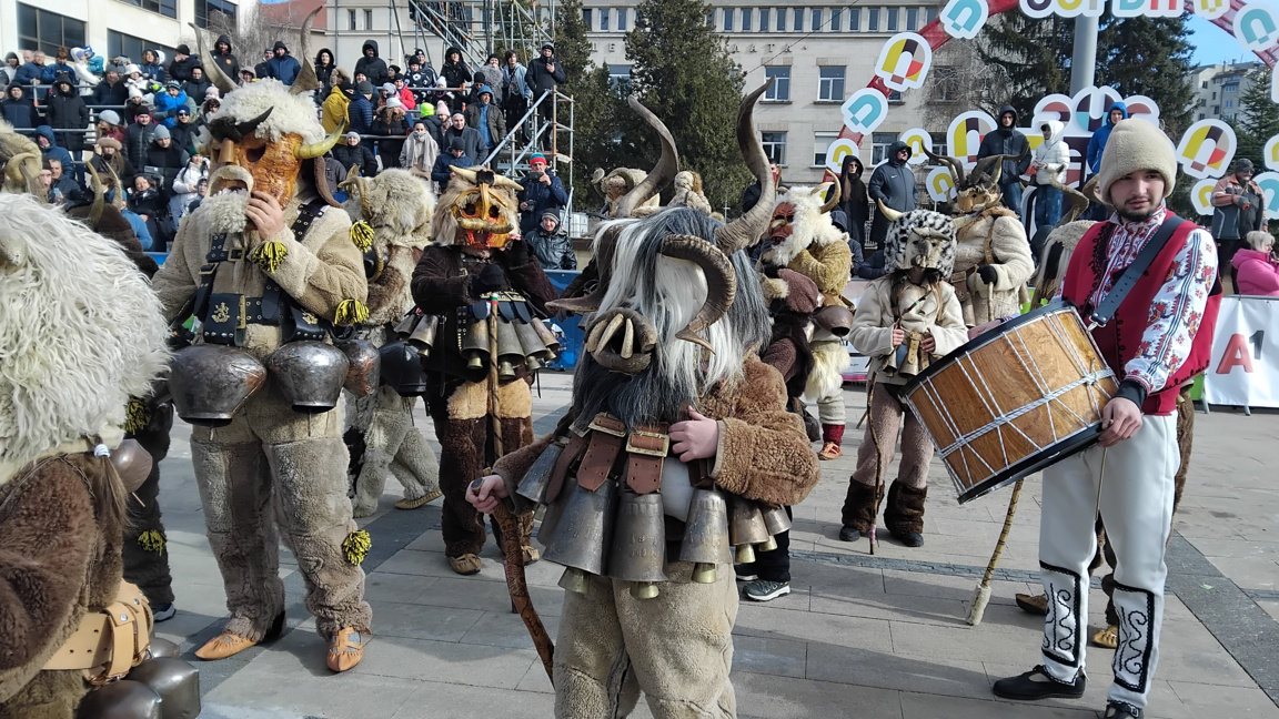 Енергията на "Сурва" завладява участници зрители