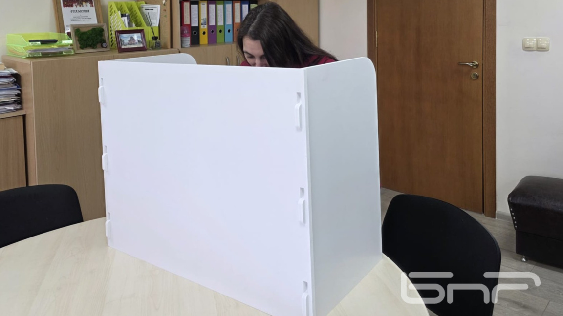 Параваните за вота в Кърджали готови за ...