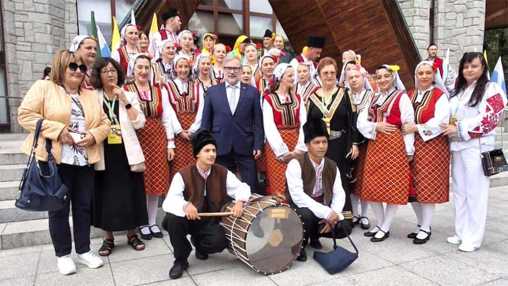 Un grupo folclórico de Bansko cautiva al público y al jurado en el Festival Internacional de Folclore de Zakopane