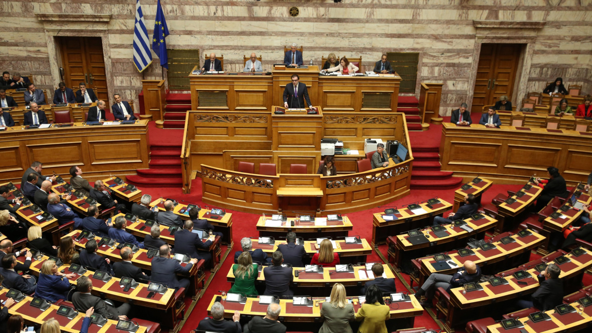 Гръцкият министър на финансите и новоназначен председател на Еврогрупата Кириакос Пиеракакис произнася речта си по време на парламентарен дебат преди гласуването на държавния бюджет за 2026 г. в Атина, Гърция, 16 декември 2025 г.