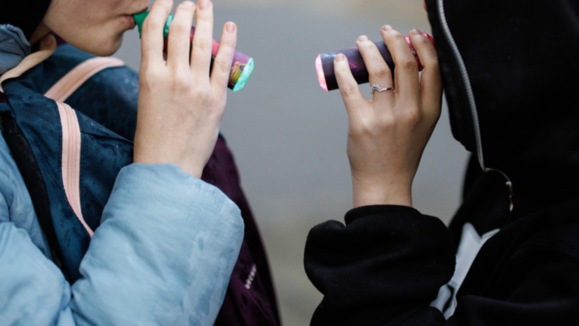 Деца, използващи вейпове