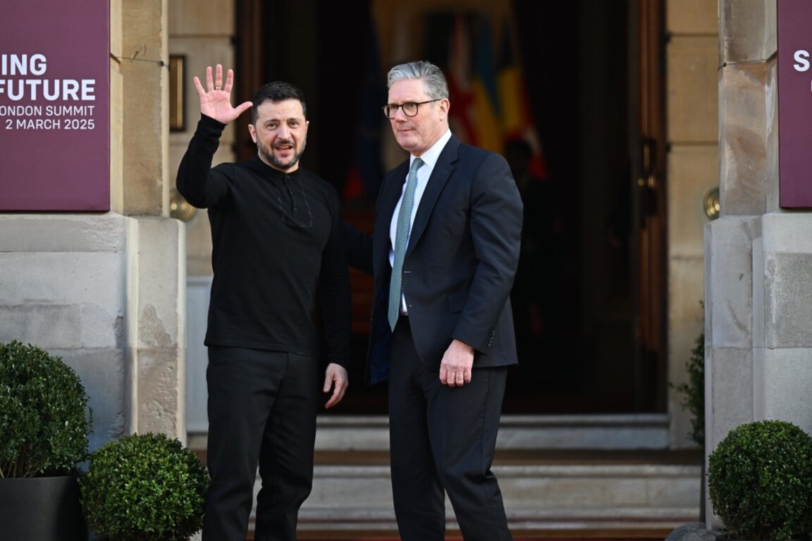 Президентът на Украйна Володомир Зеленски (вляво)  и министър-председателят на Великобритания Киър Стармър - Лондон, 2 март 2025