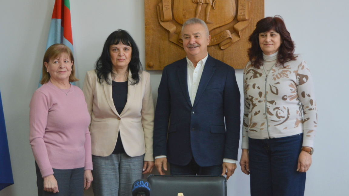 Кметът и синдикатите в Монтана подписаха нов договор за образованието