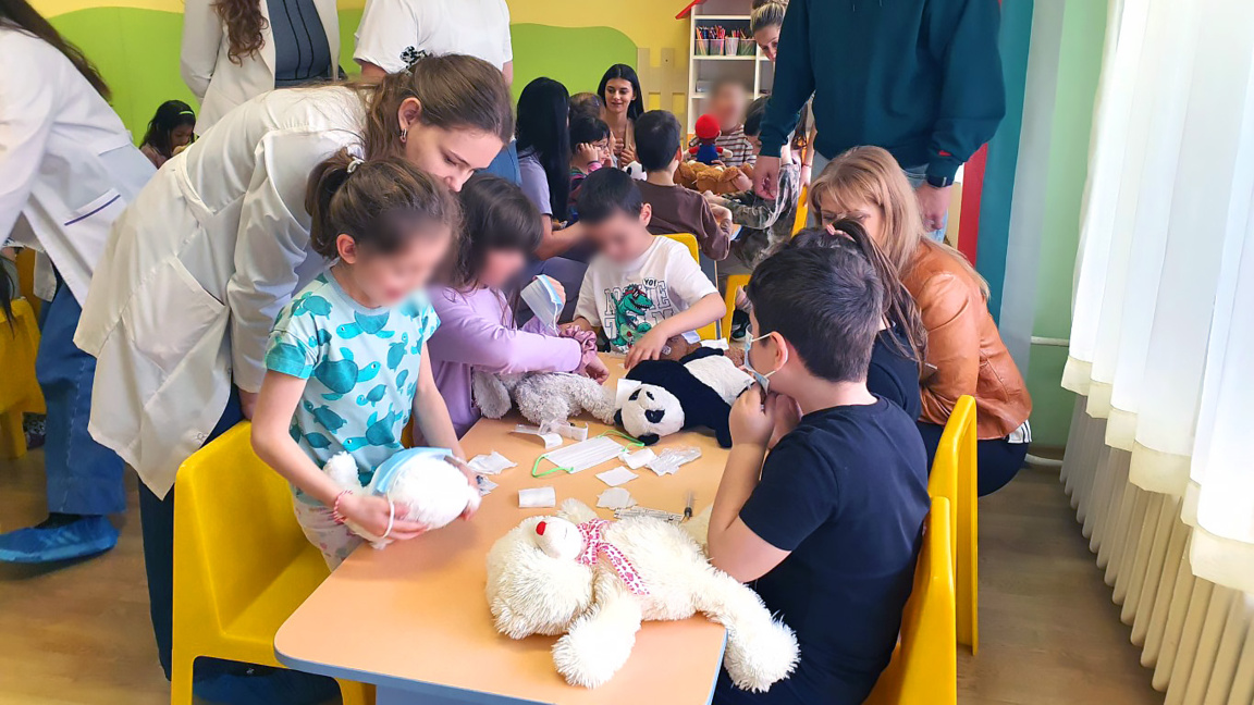 Студенти по медицина лекуваха плюшени иг...