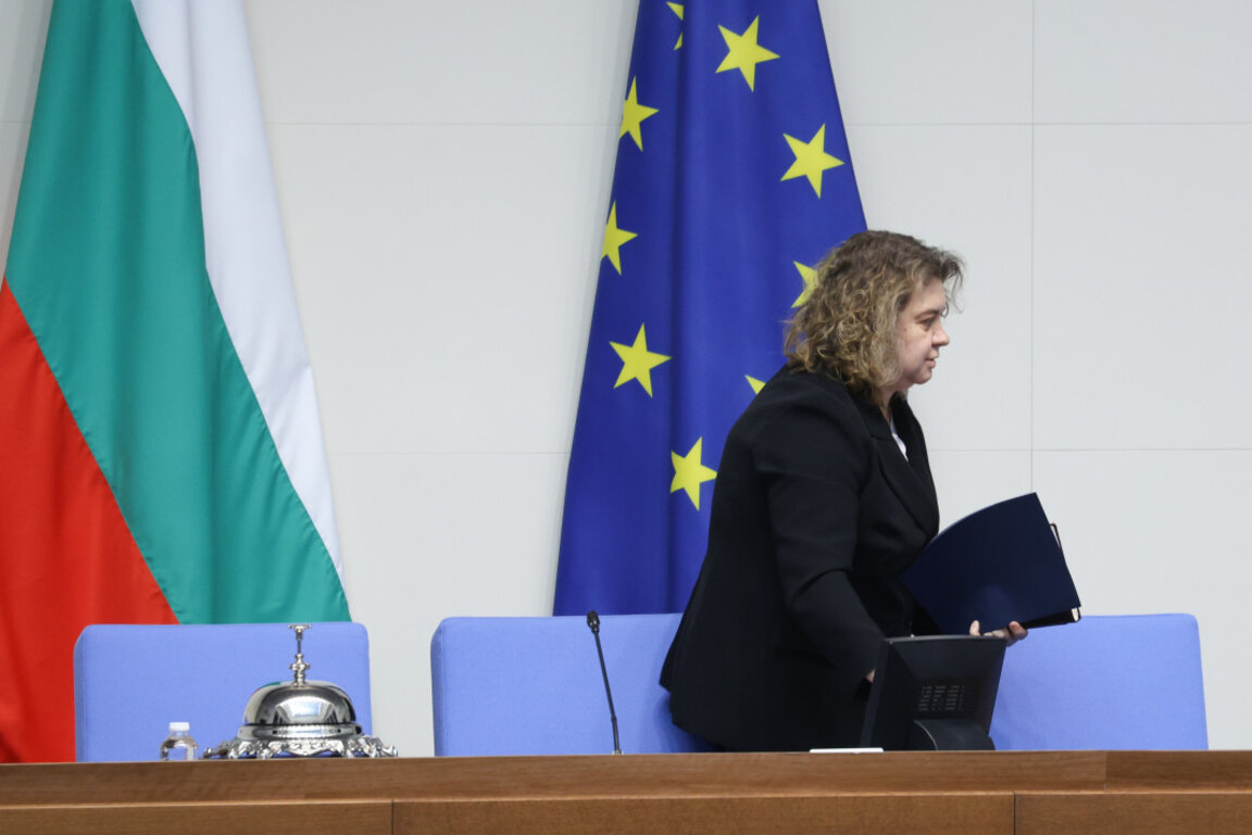 La presidenta del Parlamento de BSP cedió su escaño a la vicepresidenta del GERB