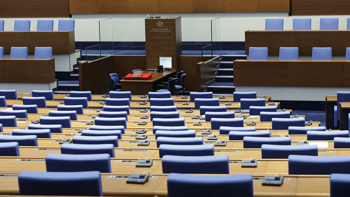 Парламентът обсъжда проектодекларация за неизпращане на български военни в Украйна