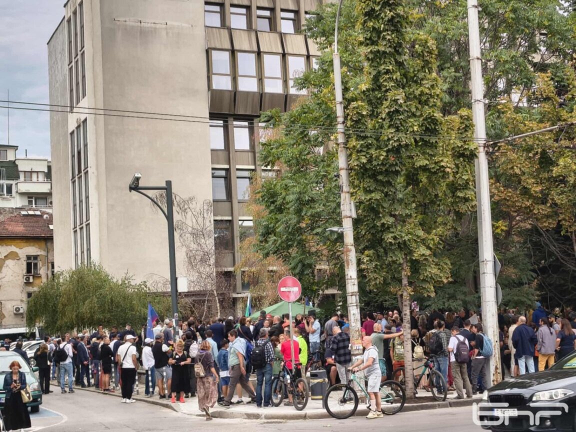 Започна протестът пред централата на "ДПС-Ново начало" в защита на кмета на Варна