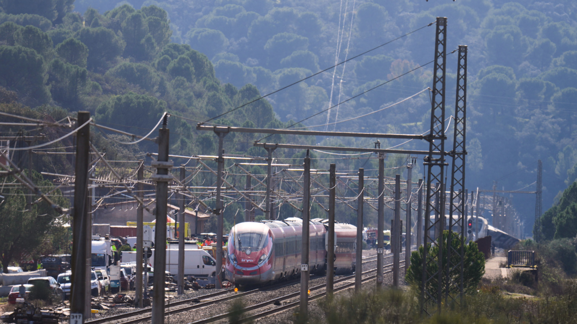 Аварийни екипи работят на мястото на влаковата катастрофа в Адамус, Южна Испания, 19 януари 2026 г.