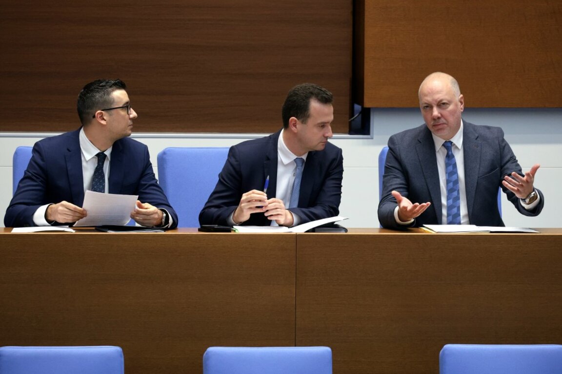Премиерът Росен Желязков (вдясно), министърът на енергетиката Жечо Станков (в средата) и министърът на икономиката и индустрията Петър Дилов (вляво) в НС - 30 януари 2025 г.
