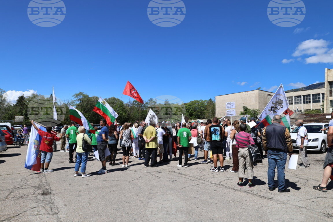 Протест пред ВМЗ Сопот посреща Урсула фон дер Лайен