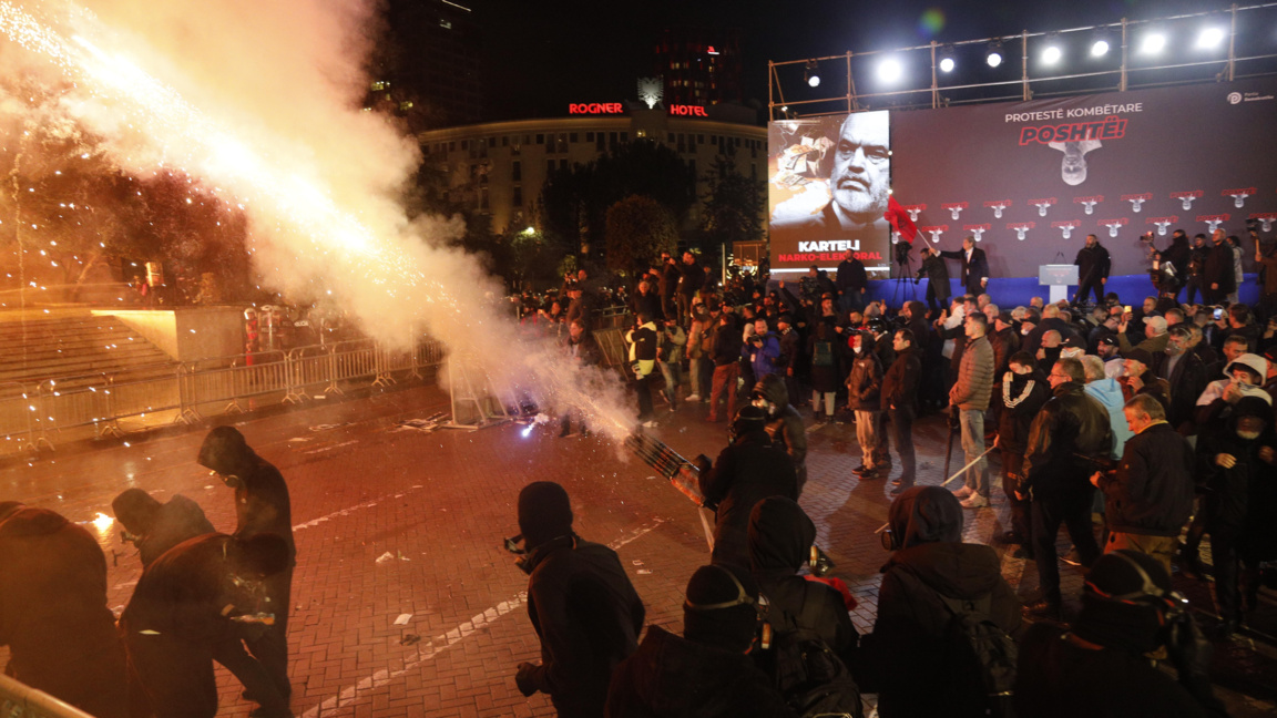 Демонстрант пуска фойерверки на протеста в Тирана