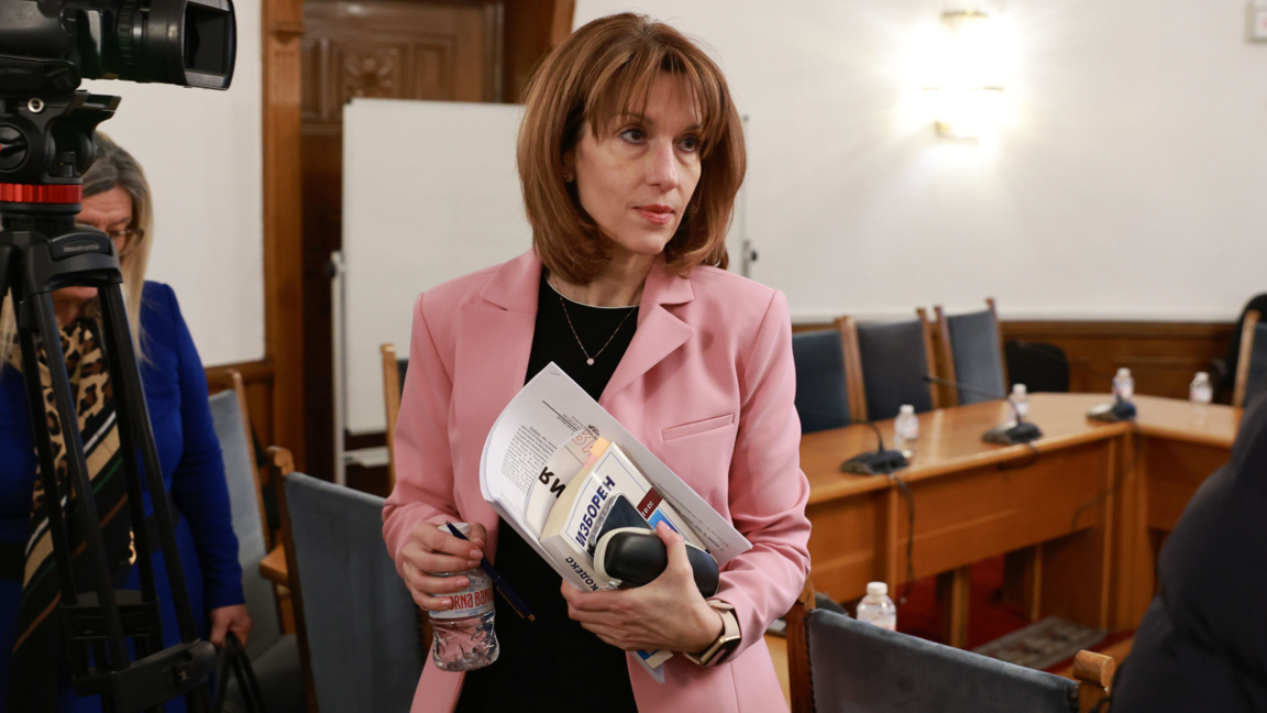 Председателят на Централната избирателна комисия Камелия Нейкова също беше сред чакащите началото на заседанието на Комисията по конституционни и правни въпроси на НС -  14 януари 2026 г.