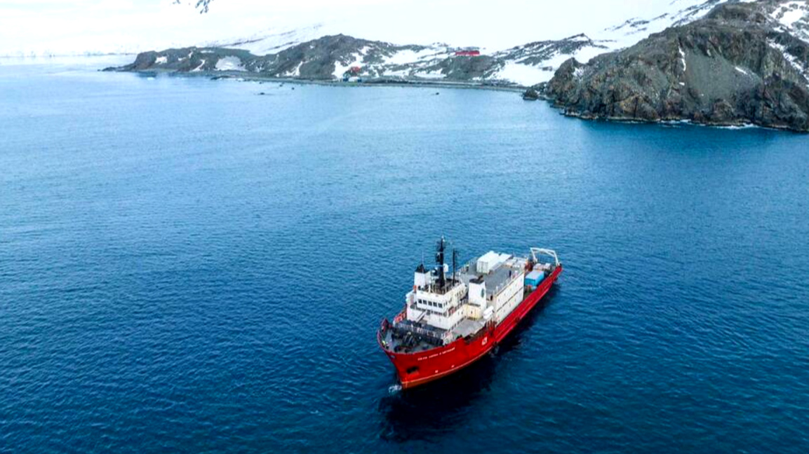 Корабът "Св. св. Кирил и Методий" достигна бреговете на остров Ливингстън