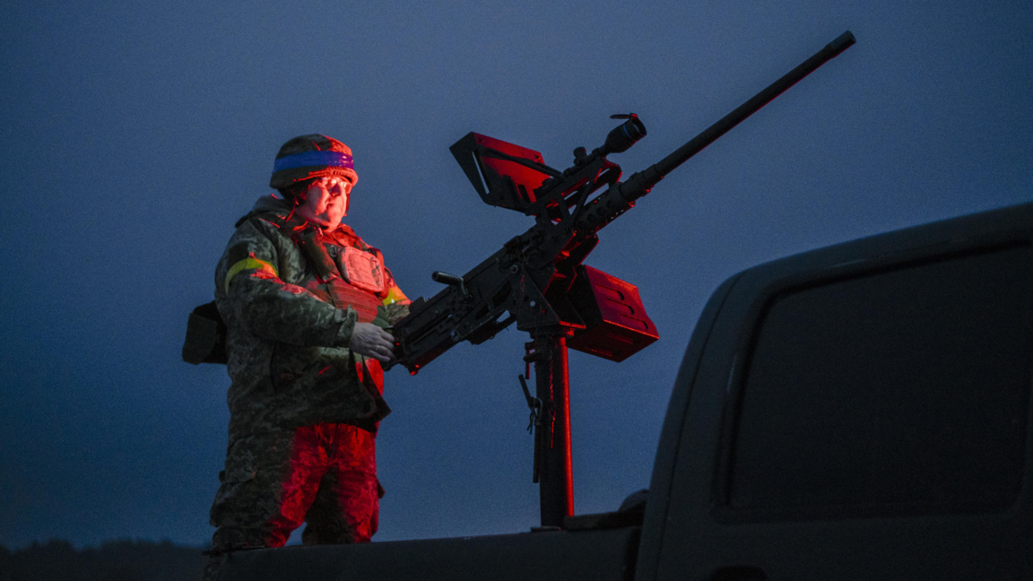 Украински боец от част за борба с дронове на неуточнена позиция в Северна Украйна, 14 февруари 2026 г.