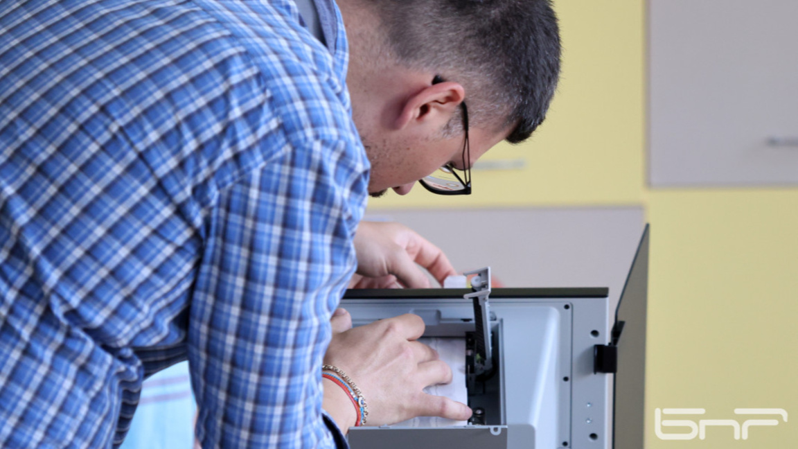 От склада в София започва извозването на...