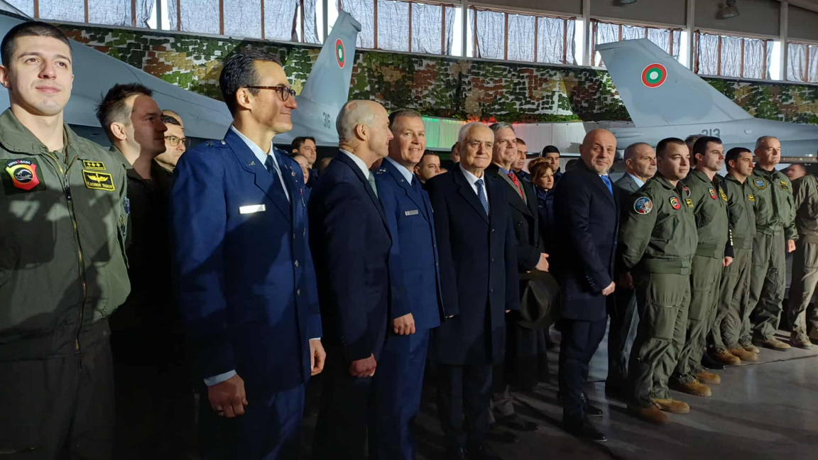 Официално приеха осемте F-16 в авиобаза "Граф Игнатиево"