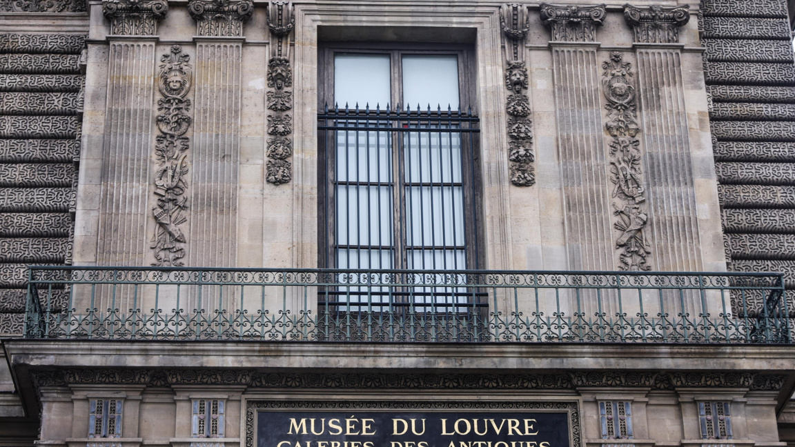 Разследващите кражбата в Лувъра все още нямат осезаеми резултати