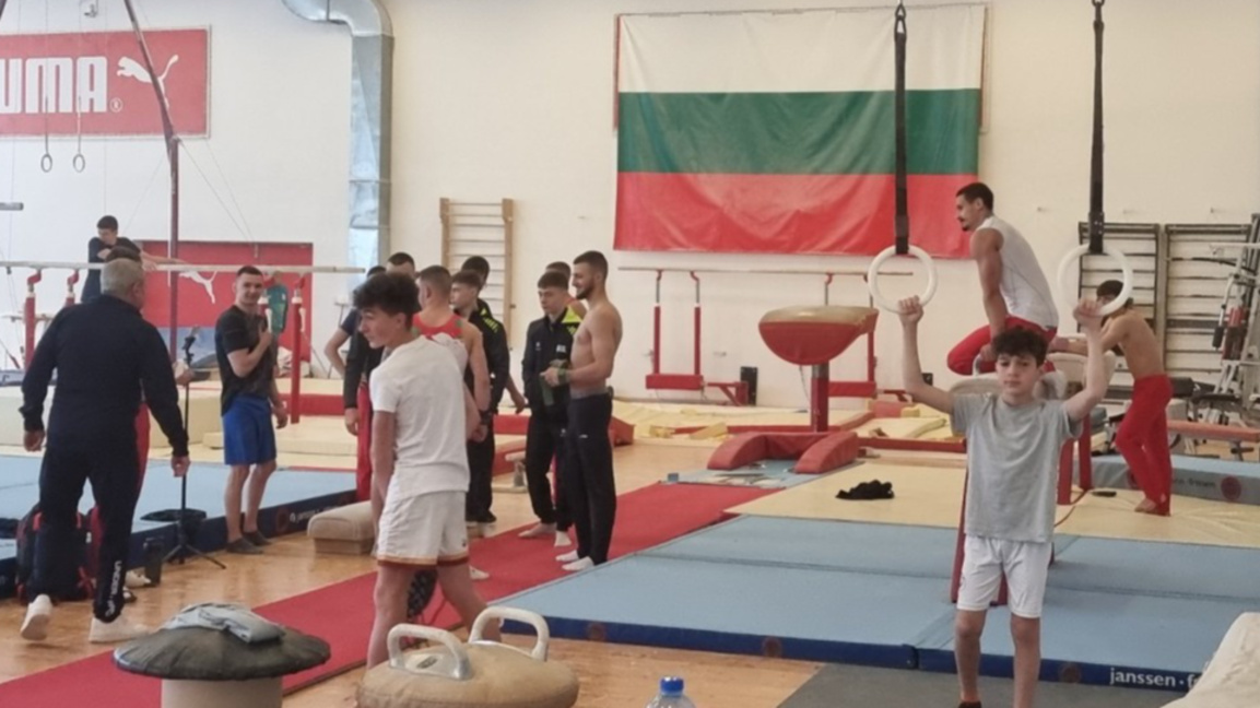 Министърът на младежта и спорта Енчо Кер...