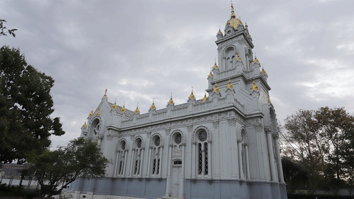 Le patriarche bulgare célèbre la messe e...