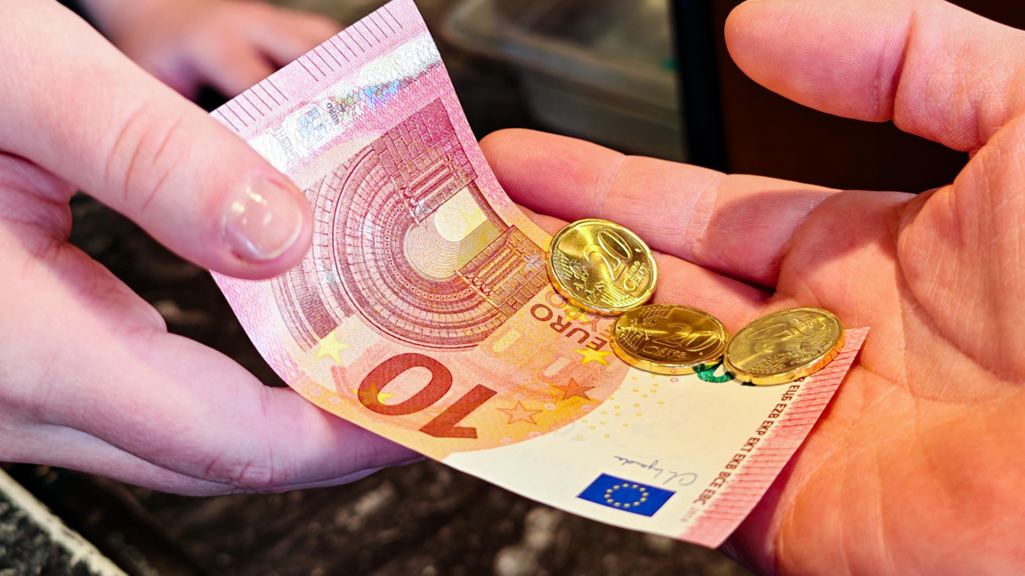 Първото евро сменено в поща е получено в...