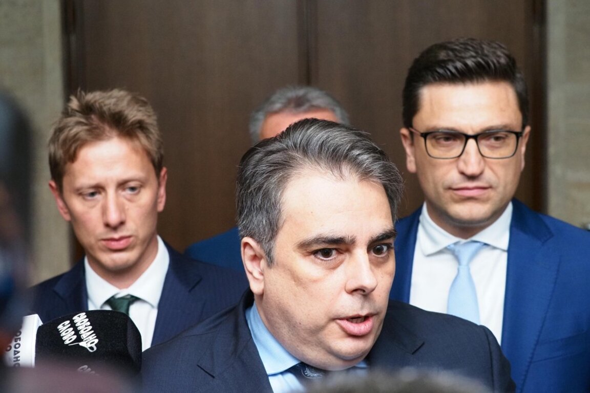 Асен Василев опроверга твърдения на Борисов за дефицита при падане на правителството