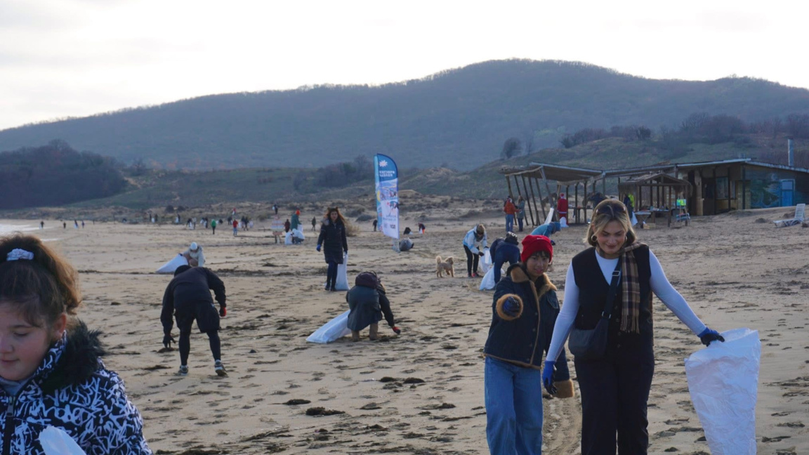Първи ден от почистването на плажовете в Ахтопол и Аркутино