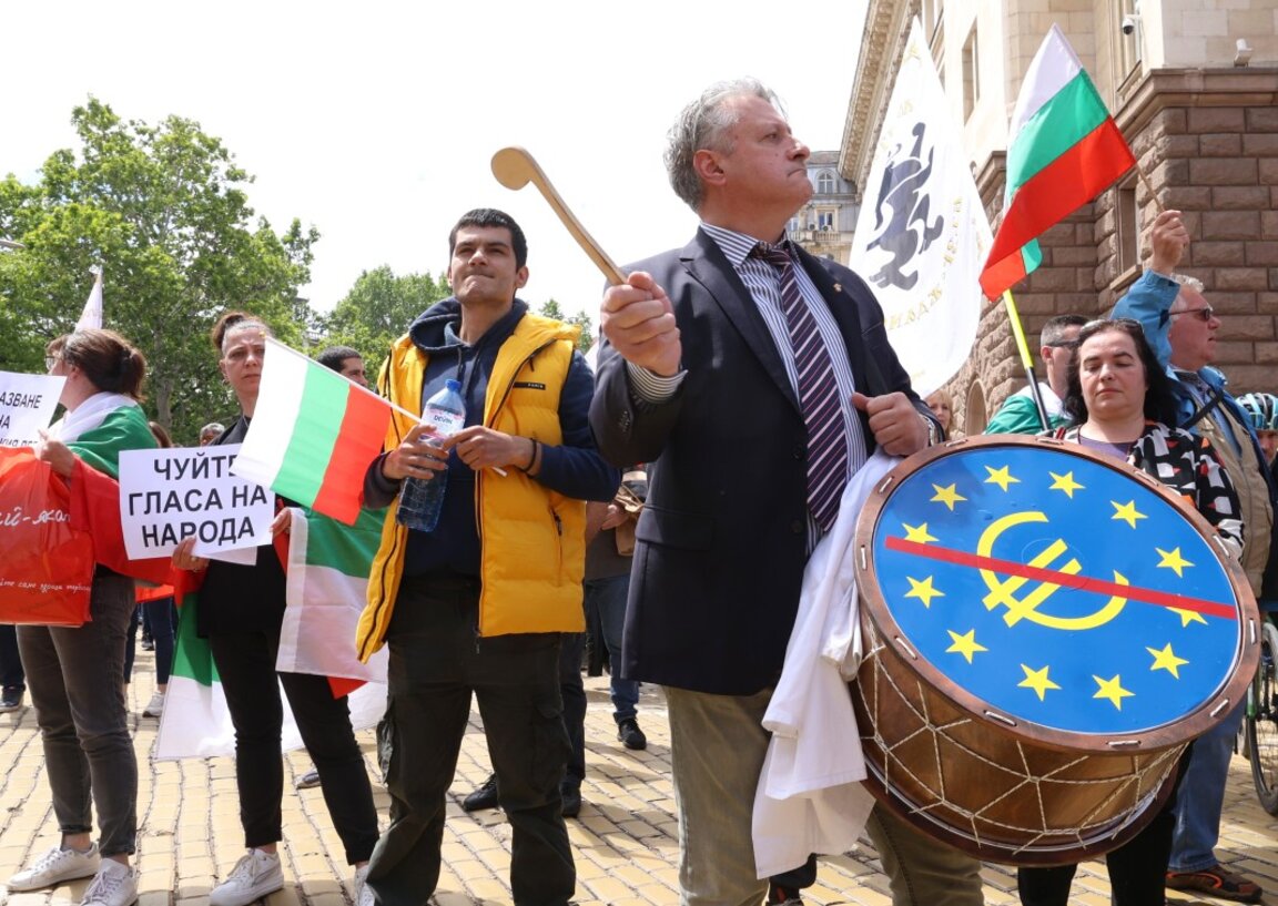 Хиляди в защита на лева: "Левът не е просто парична единица"