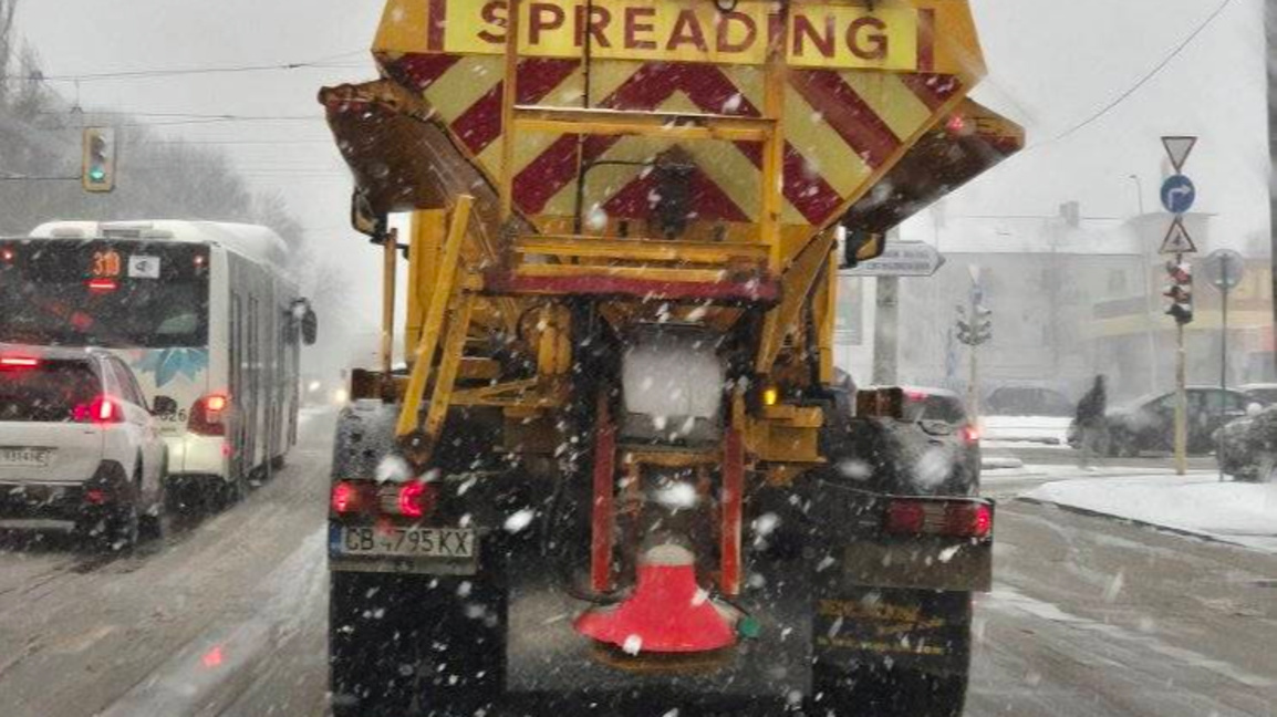 Разпръскват смеси срещу заледяване по улиците в София