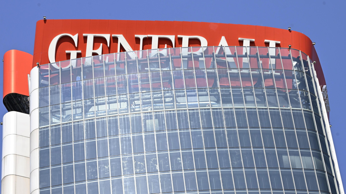 "УниКредит“ увеличава дела си в "Дженeра...