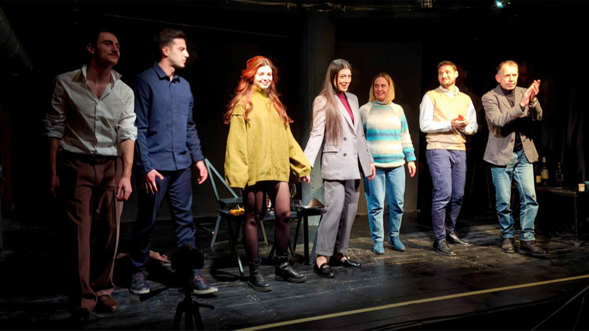 Актьорите и режисьорът Михаил Милчев (първият вдясно) пред аплодиращата публика