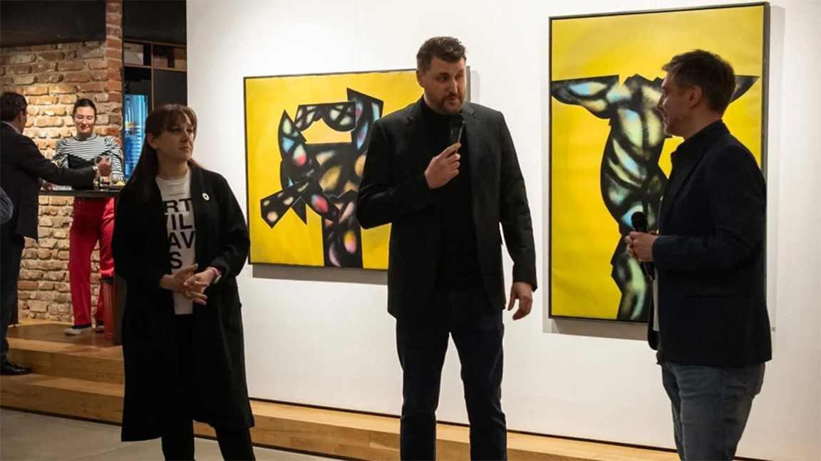 Златин Орлов показва обекти в платната с...