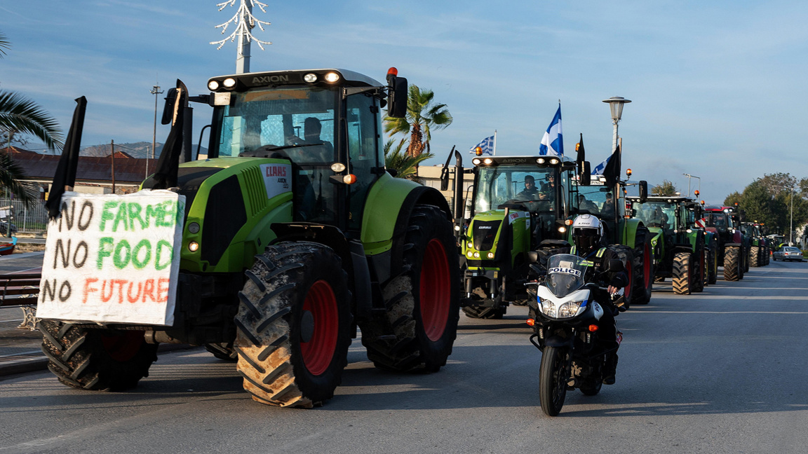 По съседски Продължават фермерските блокади на пътищата в Гърция