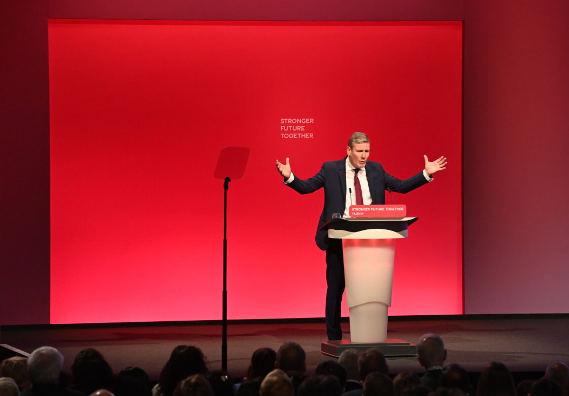 Лидерът на лейбъристите Киър Стармър на партиен конгрес.