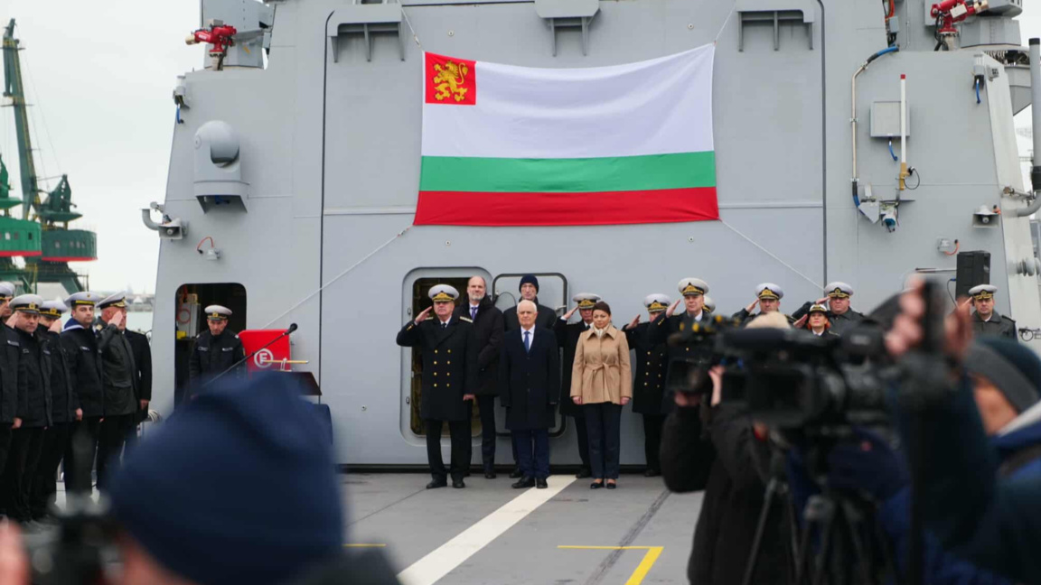 Вдигнаха тържествено военноморския флаг на новия патрулен кораб "Храбри"