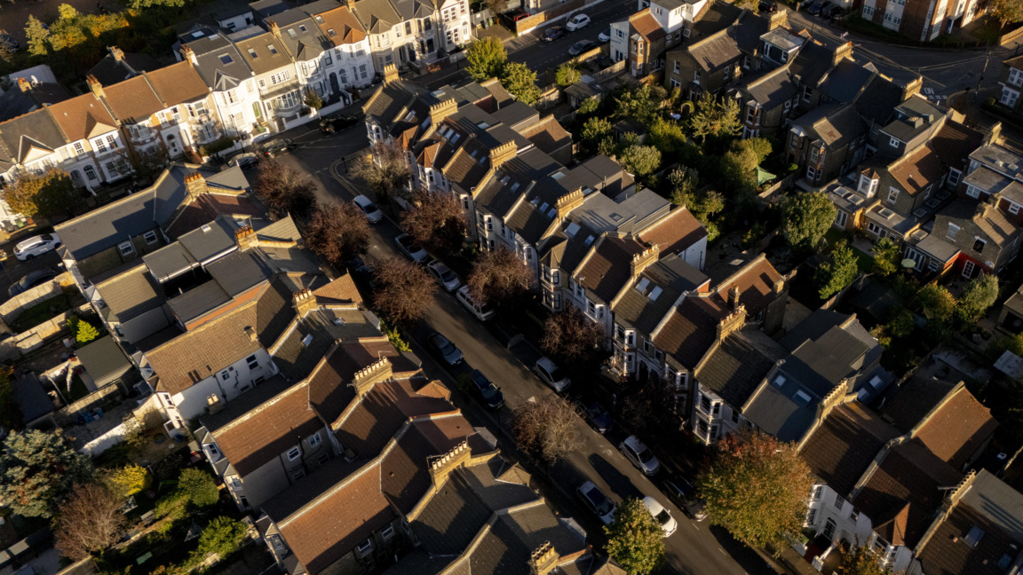 Снимка, направена с дрон, показва улица с т.нар. редови къщи в Източен Лондон, октомври 2025 г.