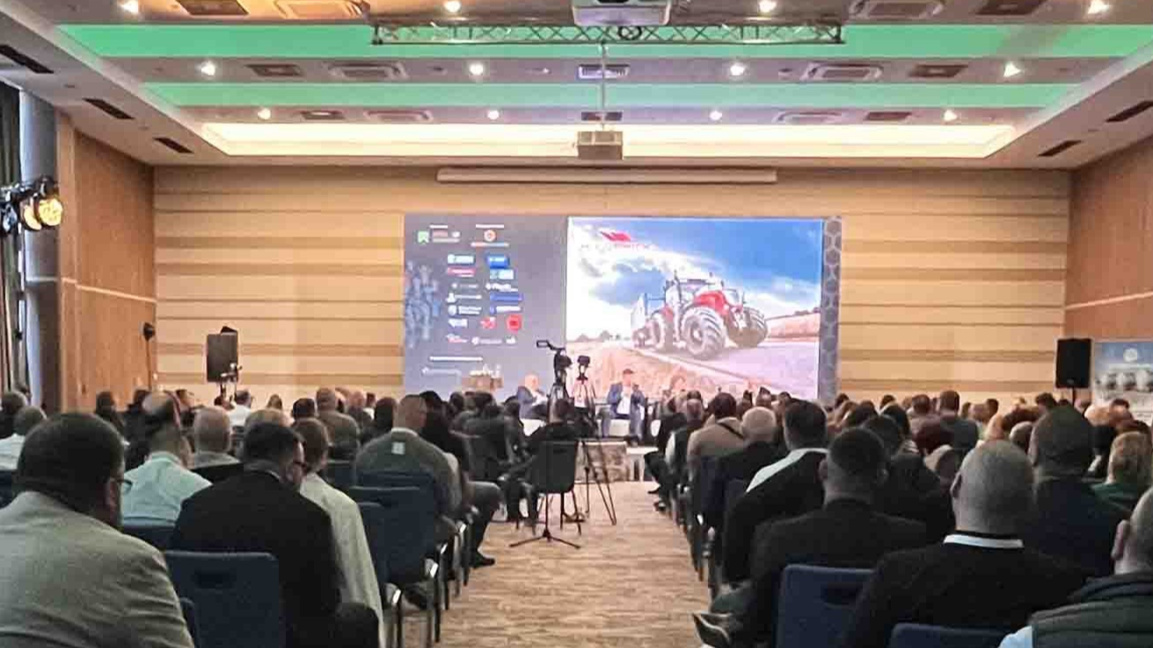 Земеделци от цялата страна обсъждат проб...