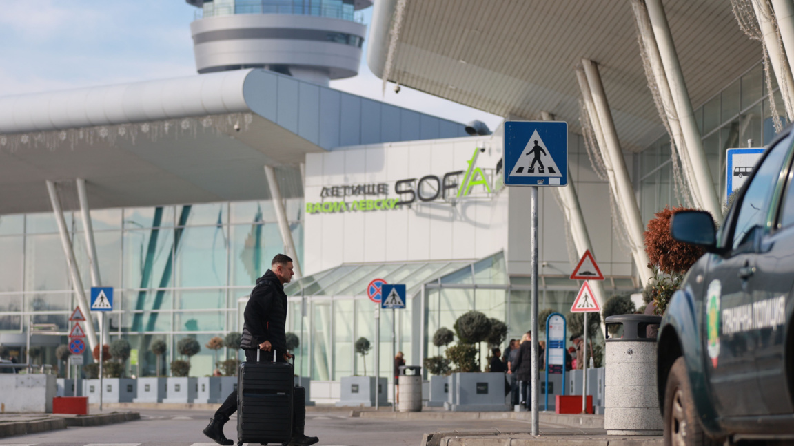 Летище "Васил Левски" работи при зимни условия