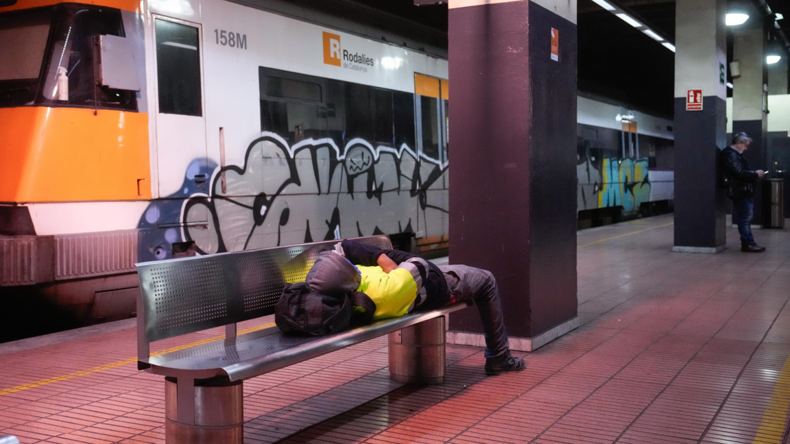 Пътник чака на гара в Барселона, Каталуния, Испания, 26 януари 2026 г.